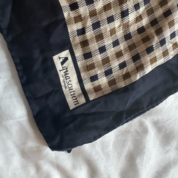 Aquascutum scarf - Picture 9 of 10